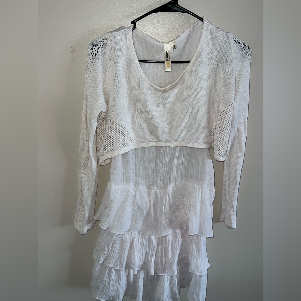 thrifted white dress. it’s super light so perfect for spring and summer? size m